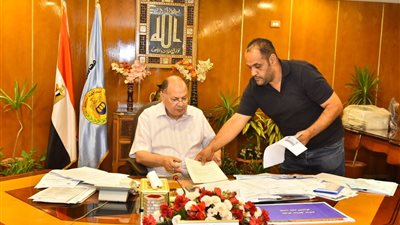 محافظ أسيوط يتابع انهاء إجراءات توفيق أوضاع الكنائس والمباني