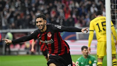 مرموش يقود هجوم فرانكفورت لمواجهة أوجسبورج بالدوري الألماني