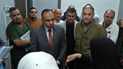 نائب المحافظ يتابع حالة المصابين بحادث انقلاب أتوبيس بالصحراوي