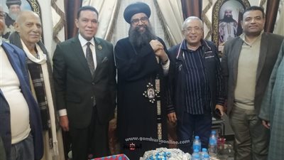 ياسر عمر يقدم التهنئة لنيافة الانبا بيسنتي والاخوة الاقباط بابنوب