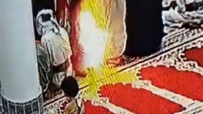 لحظة اشتعال النيران فجأة في ملابس أحد المصلين بمسجد بمأرب | فيديو