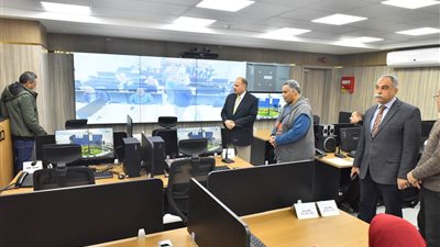 محافظ أسيوط يتفقد استعدادات الانتخابات بمركز السيطرة الموحد