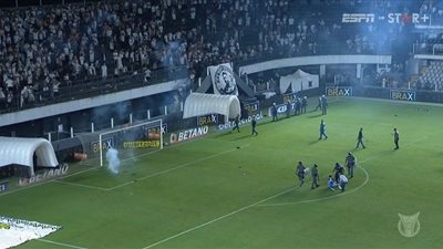 فيديو .. جماهير سانتوس تحرق سيارات اللاعبين بعد هبوط الفريق