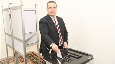 المشرف على مكتب وزير الإسكان يدلى بصوته في الانتخابات الرئاسية