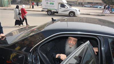 الأنبا إبرام مطران يدلى بصوته الانتخابى بالفيوم