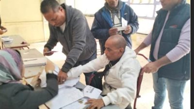 الداخلية تساعد مواطن من ذوى الإحتياجات الخاصة وتنقله لمقر لجنته الإنتخابية بالقاهرة