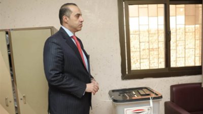 رئيس الحملة الانتخابية للمرشح الرئاسي عبد الفتاح السيسي يدلي بصوته