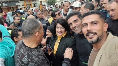أتوبيسات للعاملين بشركة دمياط للغزل والنسيج للإدلاء بأصواتهم
