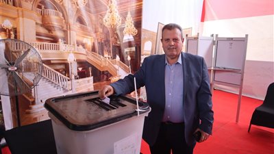 رئيس السكة الحديد يدلى بصوته فى الانتخابات الرئاسية بمحظة مصر