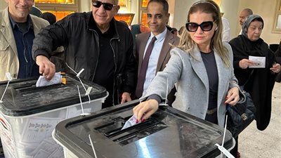 رئيس النادى المصرى يدلى بصوته فى الانتخابات الرئاسية على عكازين