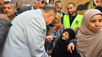 محافظ أسيوط يتفقد اللجان الانتخابية بأبنوب وسط أجواء كرنفالية