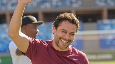 صورة .. الصقر أحمد حسن مع جائزة الأفضل فى إفريقيا