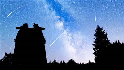 زخات نيزكية بالسماء..سكان الأرض على موعد مع ظاهرة فلكية مميزة قريبا