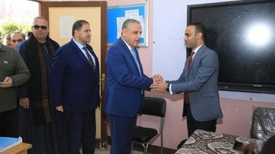 محافظ سوهاج يتفقد سير العملية الانتخابية بمختلف اللجان الفرعية