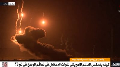 بالفيديو.. جيش الاحتلال يطلق العشرات من القنابل المضيئة على شمال قطاع غزة