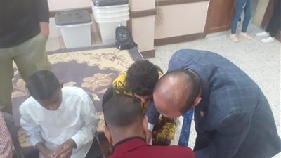 رئيس لجنة الوافدين بقنا يساعد المكفوفين للإدلاء بأصواتهم